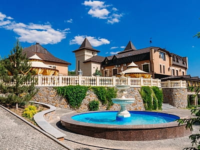 Forest Club Sherwood — гостинично-ресторанный комплекс недалеко от Умани с рестораном, сауной, спа, теннисом и семейным отдыхом на природе.