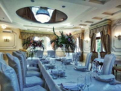 Банкетный зал в загородном комплексе Forest Club Sherwood возле Умани