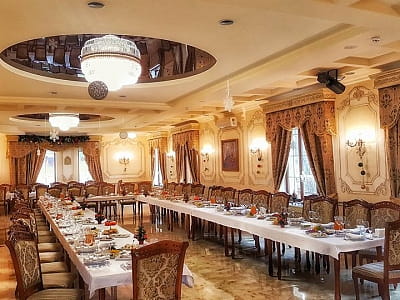 Банкетный зал в загородном комплексе Forest Club Sherwood возле Умани