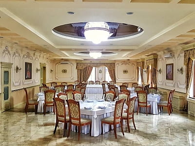 Банкетный зал в загородном комплексе Forest Club Sherwood возле Умани