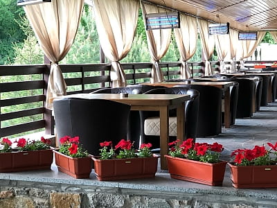 ресторан в загородном комплексе Forest Club Sherwood возле Умани