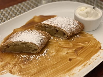 Блюда ресторана в загородном комплексе Forest Club Sherwood возле Умани