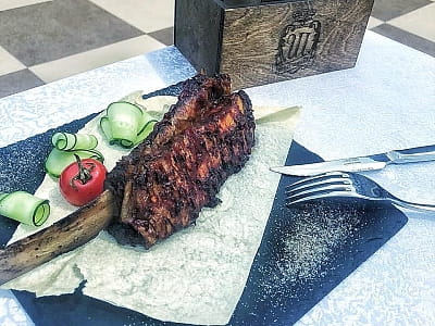 Блюда ресторана в загородном комплексе Forest Club Sherwood возле Умани