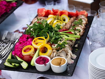 Блюда ресторана в загородном комплексе Forest Club Sherwood возле Умани