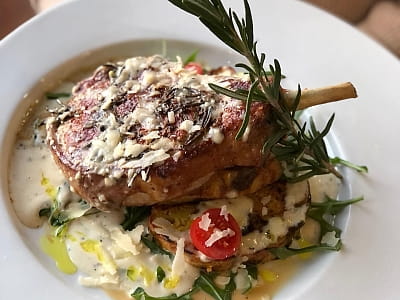 Блюда ресторана в загородном комплексе Forest Club Sherwood возле Умани