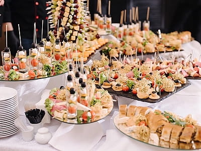 Блюда ресторана в загородном комплексе Forest Club Sherwood возле Умани