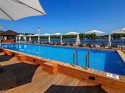  GALERA RESORT — загородный комплекс в Голосеевском районе Киева, на берегу Галерного залива Днепра. Здесь оборудован открытый бассейн с комфортной зоной отдыха, шезлонгами и бунгало.