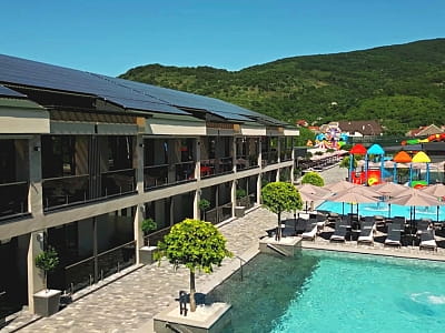 открытые летние бассейны в комплексе IVORY Resort & Spa в городе Виноградов, что в Закарпатской области