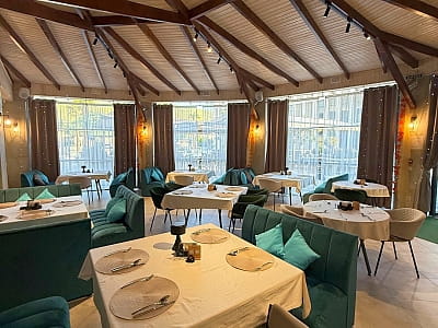 Ресторан курортного комплекса IVORY Resort & Spa в городе Виноградов, что в Закарпатской области