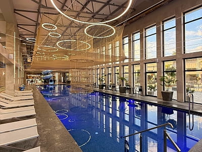 Крытый бассейн в загородном комплексе IVORY Resort & Spa в городе Виноградов, что в Закарпатской области
