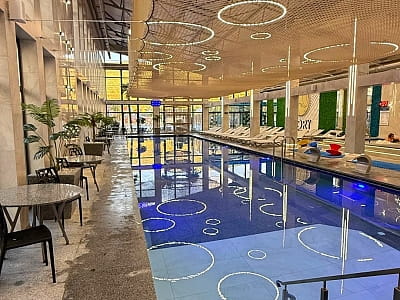 Крытый бассейн в загородном комплексе IVORY Resort & Spa в городе Виноградов, что в Закарпатской области