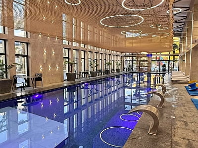 Крытый бассейн в загородном комплексе IVORY Resort & Spa в городе Виноградов, что в Закарпатской области