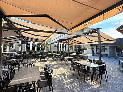 летняя терраса ресторана в комплексе IVORY Resort & Spa в городе Виноградов, что в Закарпатской области