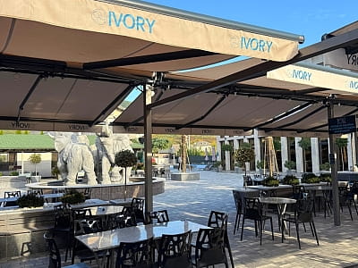 летняя терраса ресторана в комплексе IVORY Resort & Spa в городе Виноградов, что в Закарпатской области