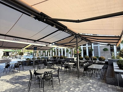 летняя терраса ресторана в комплексе IVORY Resort & Spa в городе Виноградов, что в Закарпатской области