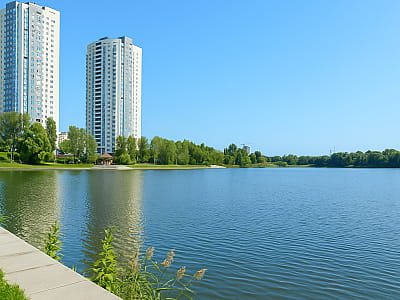 Кирилловское озеро — глубокий водоем на Оболони, популярный среди рыбаков и отдыхающих. Чистая природа, пляжи и интересные места рядом с центром Киева.
