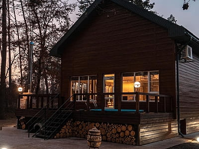 Загородный комплекс Пан Чан возле Золотоноши – чаны под открытым небом, сауна, бассейн и уютные домики среди леса для идеального отдыха.