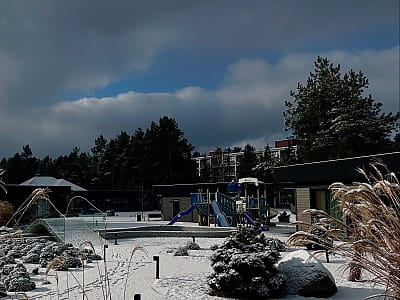 Perlyna Resort – современный загородный комплекс, расположенный в живописной местности с видом на Днепр и зеленые просторы.