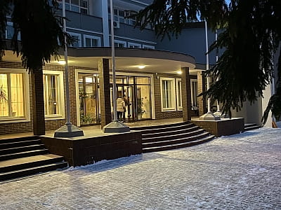 Perlyna Resort – современный загородный комплекс возле Днепра. Коттеджи, бассейн, сауна, BBQ-зона и отдых в гармонии с природой для всей семьи.
