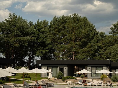 открытый летний бассейн в загородном комплексе Perlyna Resort возле Черкасс