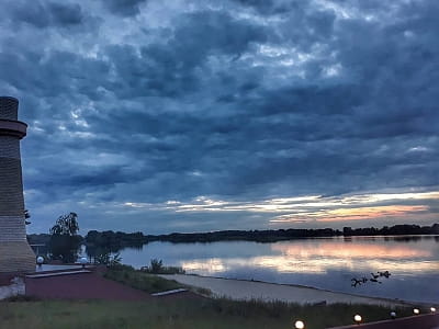 Perlyna Resort – современный загородный комплекс, расположенный в живописной местности с видом на Днепр и зеленые просторы.