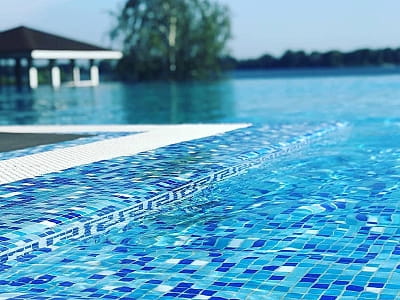 открытый летний бассейн в загородном комплексе Perlyna Resort возле Черкасс