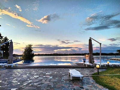 открытый летний бассейн в загородном комплексе Perlyna Resort возле Черкасс
