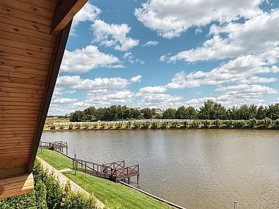 коттеджи и домики с частным спуском к пруду в загородном комплексе «Родосвит» в живописном селе Житние Горы Киевской области