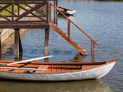 пруд с лодками в загородном комплексе «Родосвит» в живописном селе Житние Горы Киевской области