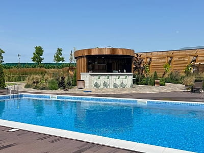 открытый летний бассейн в загородном комплексе «Родосвит» в живописном селе Житные Горы Киевской области