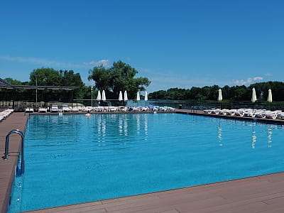 открытый летний бассейн в загородном комплексе Selena Family Resort возле Черкасс
