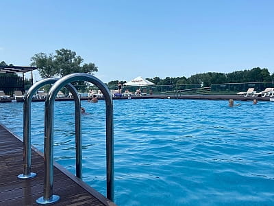 открытый летний бассейн в загородном комплексе Selena Family Resort возле Черкасс