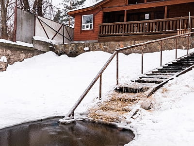 купель возле бани в комплексе Selena Family Resort возле Черкасс