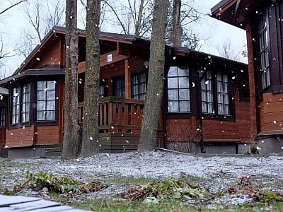 «Selena Family Resort» – это современный загородный гостинично-ресторанный комплекс, расположенный в живописном уголке на берегу Днепра среди соснового леса недалеко от Черкасс. 