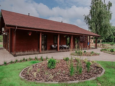 «Selena Family Resort» – это современный загородный гостинично-ресторанный комплекс, расположенный в живописном уголке на берегу Днепра среди соснового леса недалеко от Черкасс. 