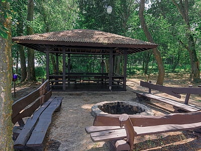 остров мангалов в комплексе Selena Family Resort возле Черкасс