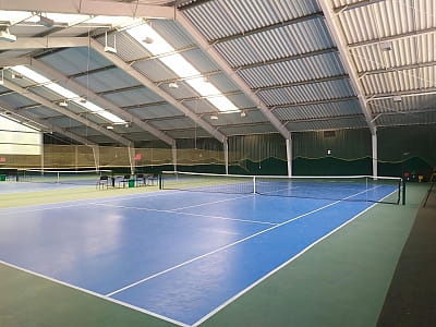 крытые теннисные корты в загородном комплексе Selena Family Resort возле Черкасс