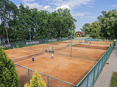 теннисные корты под открытым небом в загородном комплексе Selena Family Resort возле Черкасс