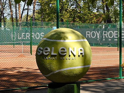 теннисные корты под открытым небом в загородном комплексе Selena Family Resort возле Черкасс