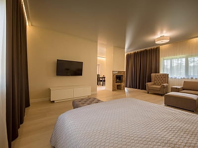 Домики и гостиничные номера в загородном комплексе «Тихий Лес» на берегу Днепра