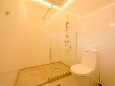 Домики и гостиничные номера в загородном комплексе «Тихий Лес» на берегу Днепра