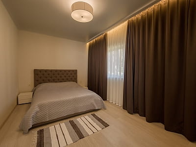 Домики и гостиничные номера в загородном комплексе «Тихий Лес» на берегу Днепра