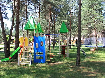 Детская площадка в загородном комплексе «Тихий Лес» на берегу Днепра