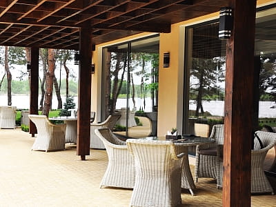 ресторан с открытой террасой в загородном комплексе «Тихий Лес» на берегу Днепра