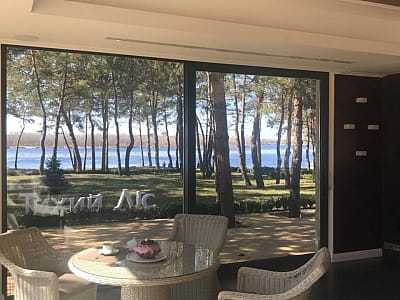 ресторан с открытой террасой в загородном комплексе «Тихий Лес» на берегу Днепра