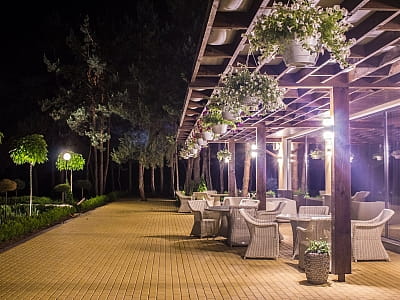 ресторан с открытой террасой в загородном комплексе «Тихий Лес» на берегу Днепра