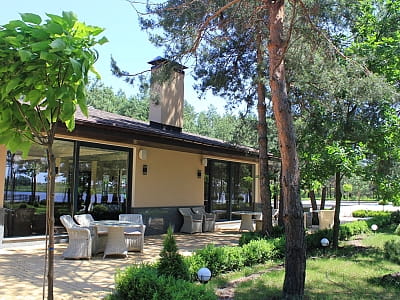 Загородный комплекс «Тихий Лес» — парк-отель на берегу Днепра среди соснового леса. Отдых, бассейн, ресторан, домики, активности и мероприятия на природе.