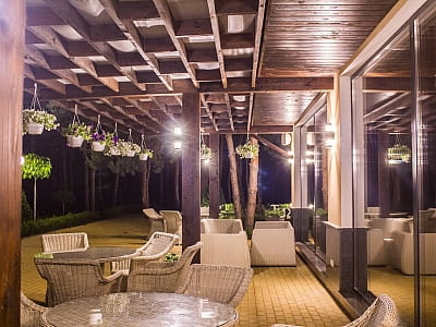 ресторан с открытой террасой в загородном комплексе «Тихий Лес» на берегу Днепра