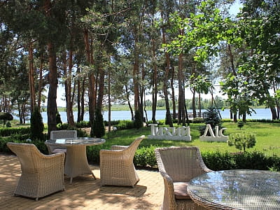 ресторан с открытой террасой в загородном комплексе «Тихий Лес» на берегу Днепра