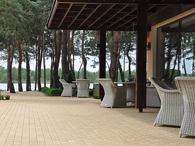 ресторан с открытой террасой в загородном комплексе «Тихий Лес» на берегу Днепра